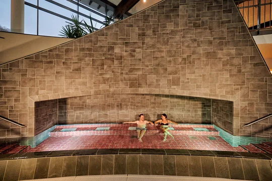 In der Vulkaneifel Therme Bad Bertrich genießen Gäste das 32 Grad Celsius naturwarme Wasser der Glaubersalzthermalquelle.