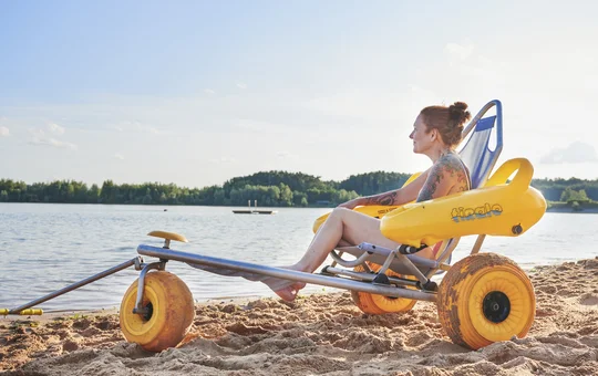 Bequemer Badespaß: Spezielle Strand- und Wasserrollstühle können sich Rollifahrer an sechs Ausleihstationen an Altmühl-, Brombach- und Rothsee mieten. Foto: TV Fränkisches Seenland / Jens Wegener Bequemer Badespaß: Spezielle Strand- und Wasserrollstühle können sich Rollifahrer an sechs Ausleihstationen an Altmühl-, Brombach- und Rothsee mieten. Foto: TV Fränkisches Seenland / Jens Wegener