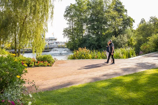 Der Kurpark von Bad Zwischenahn lädt zum Spazieren ein.