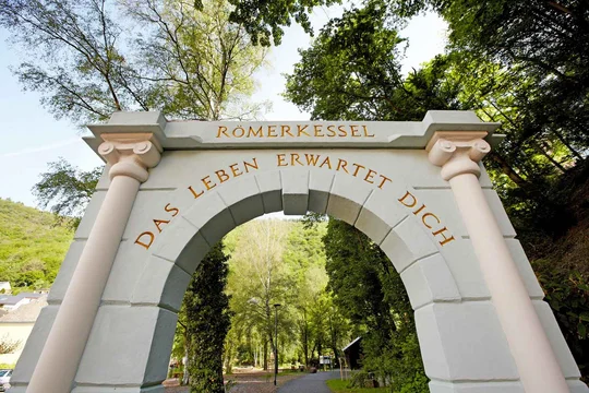 Der Landschaftstherapeutische Park Römerkessel in Bad Bertrich besteht aus sieben verschiedenen Themengärten. Der Landschaftstherapeutische Park Römerkessel in Bad Bertrich besteht aus sieben verschiedenen Themengärten.