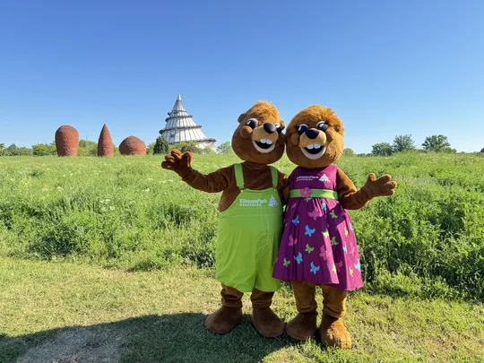 Die Maskottchen Elbo und Elfi sind insbesondere bei den jungen Gästen des Elbauenparks beliebt. Foto: Anna Gerbel