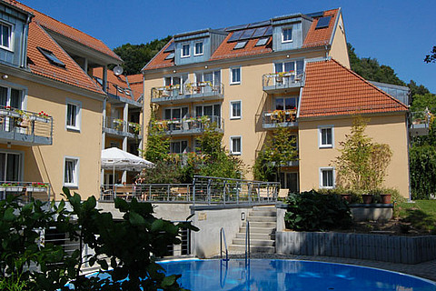 Apparthotel Steiger in Bad Schandau, Außenansicht mit Pool 