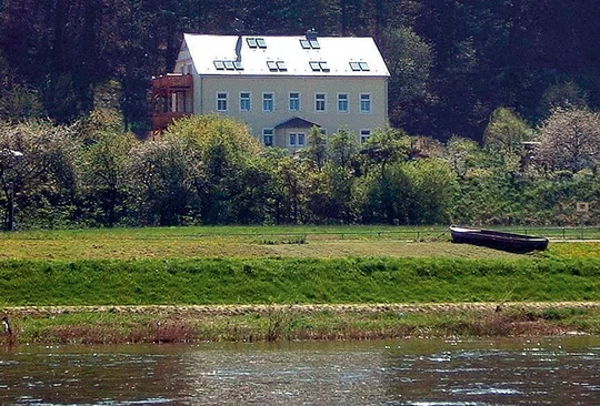 Hönelhof Krippen Der familiengeführte Hof liegt direkt an der Elbe im Bad Schandauer Ortsteil Krippen