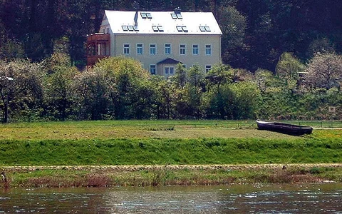 Der familiengeführte Hof liegt direkt an der Elbe im Bad Schandauer Ortsteil Krippen