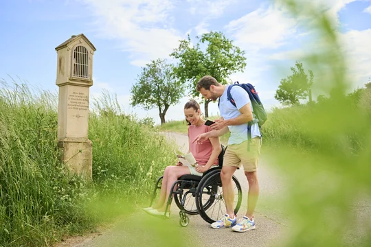 Wanderer auf dem Wanderweg Bildstöcke und Flurkreuze