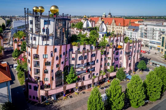 Die Grüne Zitadelle von Magdeburg Das Bild zeigt eine Luftaufnahme der Grünen Zitadelle von Magdeburg.