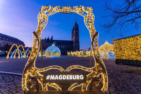 Auf dem Domplatz erstrahlt in den Wintermonaten die Lichterwelt. Auf dem Domplatz erstrahlt in den Wintermonaten die Lichterwelt.