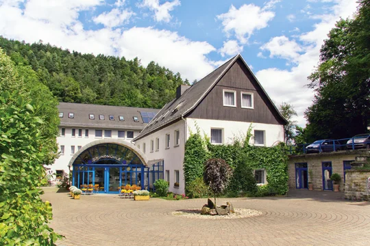Hotel Grundmühle in Bad Schandau, Außenansicht, Eingangsbereich