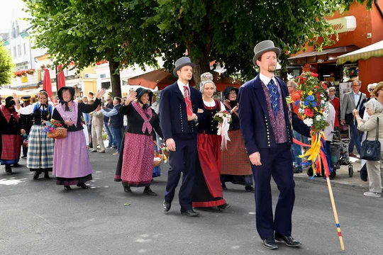 Den Auftakt zur Warnemünder Woche macht der „Niege Ümgang“ – ein traditioneller Festumzug durch den historischen Ortskern. Den Auftakt zur Warnemünder Woche macht der „Niege Ümgang“ – ein traditioneller Festumzug durch den historischen Ortskern.