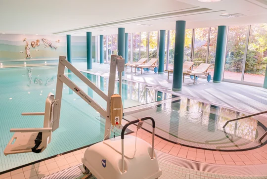 Deutschlands größtes barrierefreies Hotel, das Seehotel Rheinsberg, verfügt auch über ein großzügiges barrierefreies Schwimmbad mit Beckenlift. Deutschlands größtes barrierefreies Hotel, das Seehotel Rheinsberg, verfügt auch über ein großzügiges barrierefreies Schwimmbad mit Beckenlift.