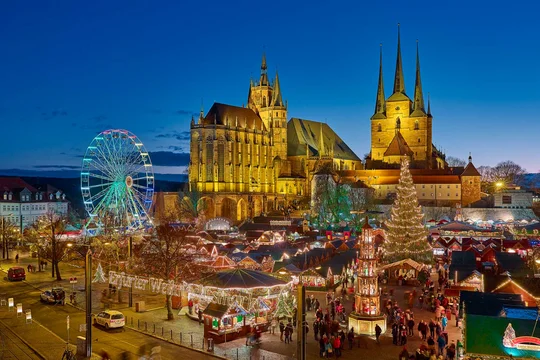 Vor eindrucksvoller Kulissse: der Erfurter Weihnachtsmarkt vor dem Dom St. Marien und der Kirche St. Severi am Abend.