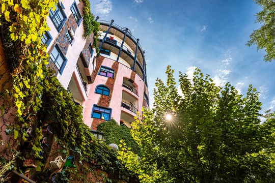Beliebtes Fotomotiv: Die Grüne Zitadelle in Magdeburg ist eines der letzten Projekte, an denen Hundertwasser vor seinem Tod im Jahr 2000 arbeitete. Foto: LichtMomenteGunnarGunnarson Beliebtes Fotomotiv: Die Grüne Zitadelle in Magdeburg ist eines der letzten Projekte, an denen Hundertwasser vor seinem Tod im Jahr 2000 arbeitete. Foto: LichtMomenteGunnarGunnarson