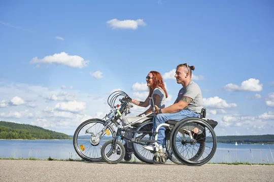 Eben, gut ausgebaut und mit Seeblick: Die Uferwege im Fränkischen Seenland sind auch bei Handbikern beliebt. Foto: TV Fränkisches Seenland / Jens Wegener Eben, gut ausgebaut und mit Seeblick: Die Uferwege im Fränkischen Seenland sind auch bei Handbikern beliebt. Foto: TV Fränkisches Seenland / Jens Wegener