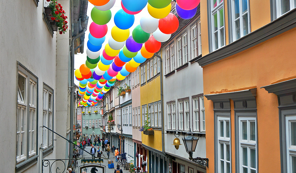 Krämerbrückenfest Mit Luftballons geschmückte Krämerbrücke zum Krämerbrückenfest