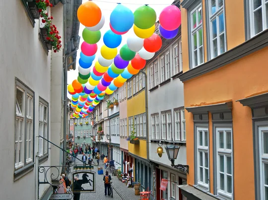 Krämerbrückenfest Mit Luftballons geschmückte Krämerbrücke zum Krämerbrückenfest