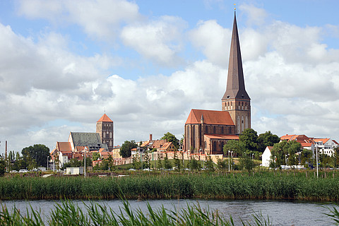 Die Rostocker Petrikirche mit ihrem 117 Meter hohen Turm