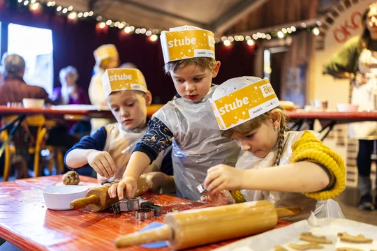 In der Öko-Backstube auf dem Domplatz können kleine Besucher ohne Anmeldung selbst Plätzchen backen und verzieren. Foto: Michael Kremer In der Öko-Backstube auf dem Domplatz können kleine Besucher ohne Anmeldung selbst Plätzchen backen und verzieren. Foto: Michael Kremer