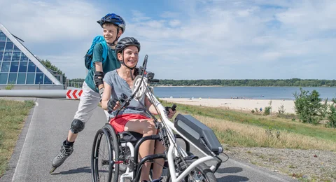 Um den Dreiweiberner See führt eine acht Kilometer lange Handbiketour. Um den Dreiweiberner See führt eine acht Kilometer lange Handbiketour.