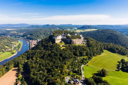 Die Festung Königstein thront auf dem gleichnamigen Tafelberg, 247 Meter über dem Elbtal. Die Festung Königstein thront auf dem gleichnamigen Tafelberg, 247 Meter über dem Elbtal.