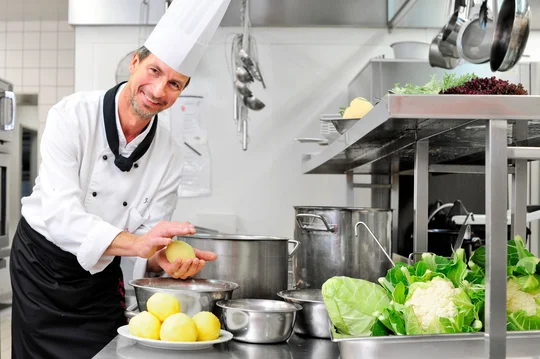 Jens Alsgut vom nach "Reisen für Alle" zertifizierten Restaurant "Zum Güldenen Rade" in Erfurt formt Thüringer Klöße. Jens Alsgut vom nach "Reisen für Alle" zertifizierten Restaurant "Zum Güldenen Rade" in Erfurt formt Thüringer Klöße.