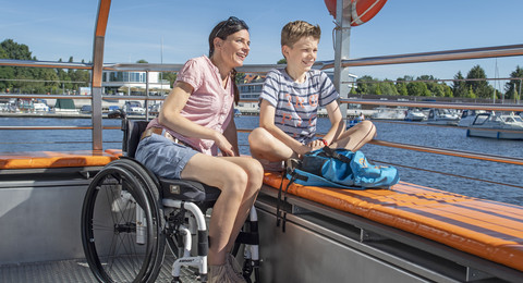 Mutter im Rollstuhl und Sohn auf dem Fahrgastschiff im Stadthafen Senftenberg