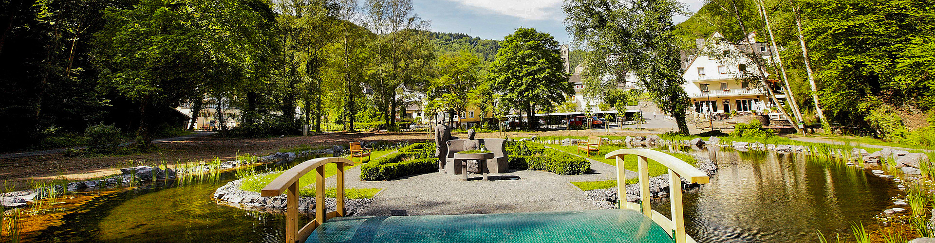 Im Landschaftstherapeutischen Park Römerkessel in Bad Bertrich in der Eifel kann man die heilende Kraft der Natur spüren. © GesundLand Vulkaneifel/M. Rothbrust Im Landschaftstherapeutischen Park Römerkessel in Bad Bertrich in der Eifel kann man die heilende Kraft der Natur spüren.