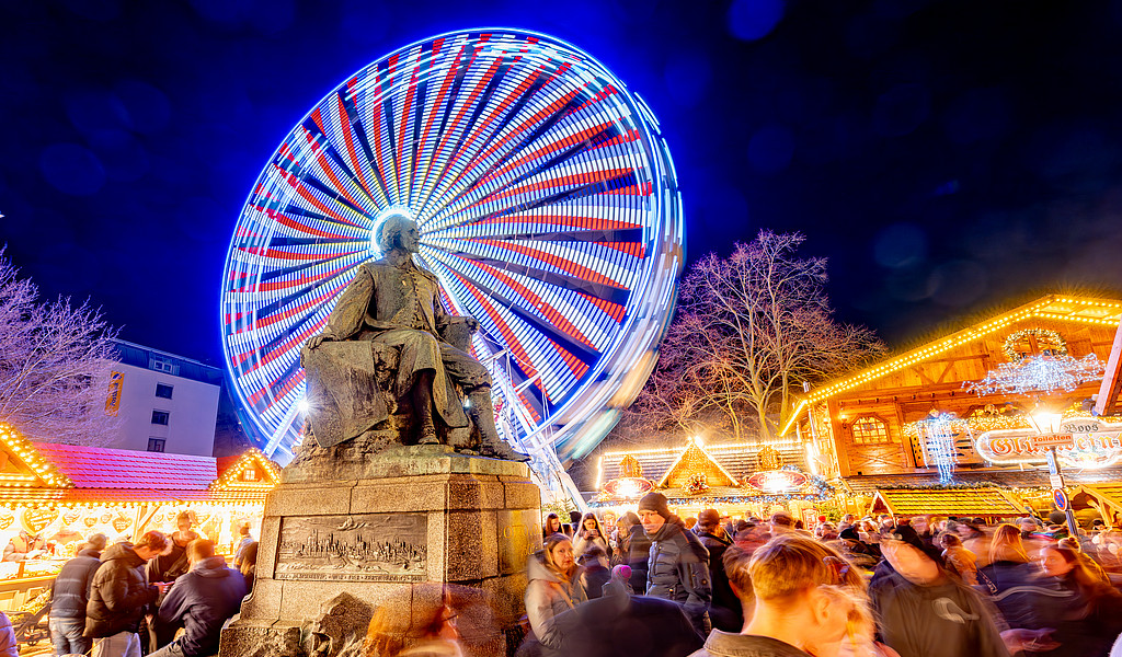 Highlight der Barrierefreiheit: Das rollstuhlgerechte Riesenrad auf dem Magdeburger Weihnachtsmarkt, Foto: Andreas Lander