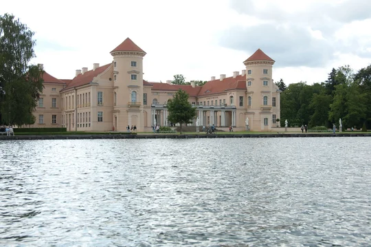 Schloss Rheinsberg, malerisch am Grienericksee gelegen, ist nicht weit vom barrierefreien Campingplatz Am Reiherholz entfernt. Schloss Rheinsberg, malerisch am Grienericksee gelegen, ist nicht weit vom barrierefreien Campingplatz Am Reiherholz entfernt.