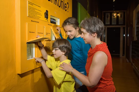 Familie in der Ausstellung in Schloss und Festung Senftenberg