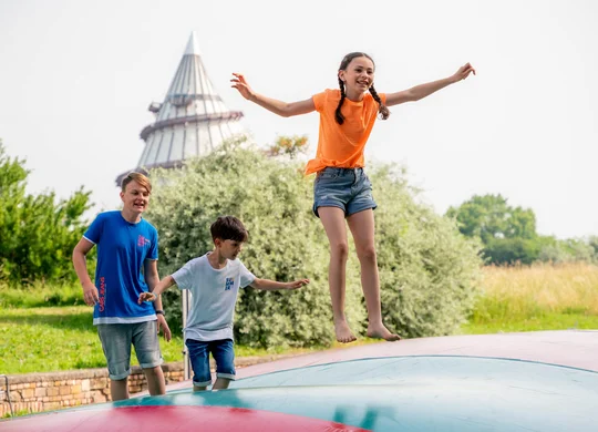 Für Kinder gibt es im Elbauenpark viel zu entdecken, zum Beispiel diese Hüpfkisssen. Für Kinder gibt es im Elbauenpark viel zu entdecken, zum Beispiel diese Hüpfkisssen.