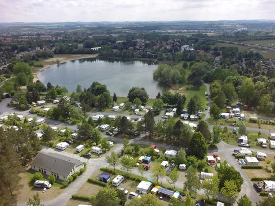 Campingplatz Pirna Der Campingplatz in Pirna mit vielen Stellplätzen und einem See.