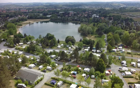 Der Campingplatz in Pirna mit vielen Stellplätzen und einem See.