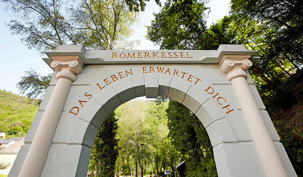 „Das Leben erwartet dich!“ - Mit diesen Worten heißt der barrierefreie Landschaftstherapeutische Park Römerkessel in Bad Bertrich Gäste willkommen. © GesundLand Vulkaneifel/M. Rothbrust „Das Leben erwartet dich!“ - Mit diesen Worten heißt der barrierefreie Landschaftstherapeutische Park Römerkessel in Bad Bertrich Gäste willkommen.