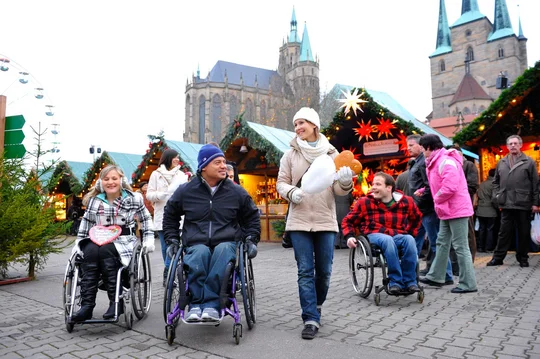 Der Erfurter Weihnachtsmarkt auf dem Domplatz ist auch für Rollstuhlfahrer zugänglich.