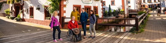 Gäste erkunden bei einer barrierefreien Stadtführung Annweiler am Trifels. Gäste erkunden bei einer barrierefreien Stadtführung Annweiler am Trifels.