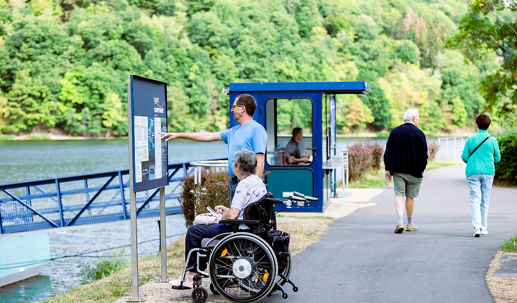 Startpunkt für eine Fahrt mit den Schiffen der Weißen Flotte auf dem Rursee: Am Anleger in Einruhr können Rollstuhlfahrer einsteigen.