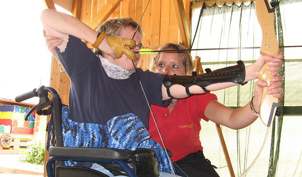 Das SAN-shine-Camp auf der Badehalbinsel Absberg am Kleinen Brombachsee bietet Bogenschießen für Menschen mit Mobilitätseinschränkungen an.
