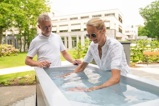 Regt die Durchblutung an: Regelmäßiges Kneippen fördert die Gesundheit der Gefäße. Foto: Bad Zwischenahner Touristik GmbH Regt die Durchblutung an: Regelmäßiges Kneippen fördert die Gesundheit der Gefäße. Foto: Bad Zwischenahner Touristik GmbH