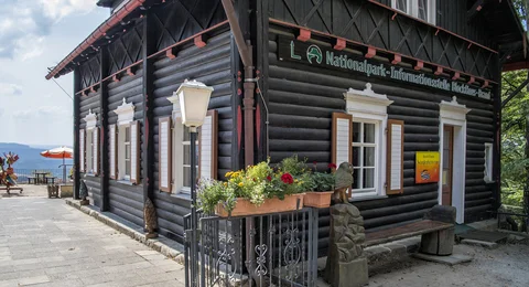Die Brandbaude an der Brandaussicht bietet rustikales Ambiente mit weiter Fernsicht über die Tafelberge Die Brandbaude an der Brandaussicht bietet rustikales Ambiente mit weiter Fernsicht über die Tafelberge