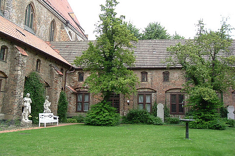 Der Innenhof des Klosters zum Heiigen Kreuz in Rostock