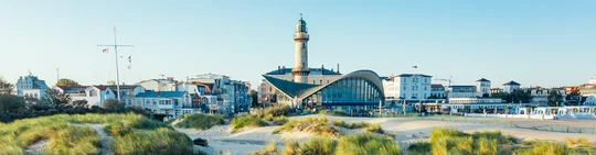 Blick auf den Leuchtturm vom Seebad Warnemünde. Blick auf den Leuchtturm vom Seebad Warnemünde.