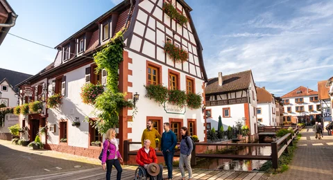 Gäste erkunden bei einer barrierefreien Stadtführung Annweiler am Trifels.