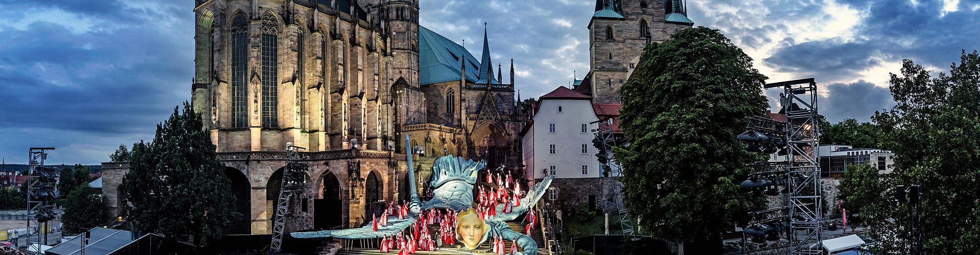 Vor der imposanten Kulisse des Kulisse des Kirchenbauensembles von Mariendom und St. Severi finden die DomStufen-Festspiele in Erfurt statt.
