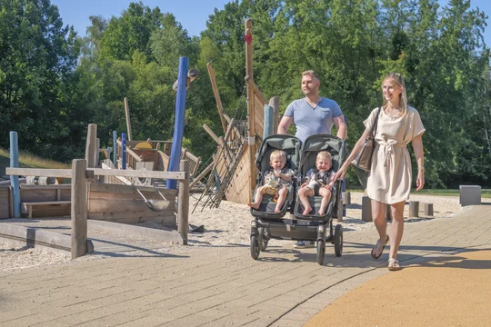 Auf den neuen, inklusiven Spielplätzen im Lausitzer Seenland können sich Kinder mit und ohne Behinderung begegnen. Foto: Tourismusverband Lausitzer Seenland, Nada Quenzel Auf den neuen, inklusiven Spielplätzen im Lausitzer Seenland können sich Kinder mit und ohne Behinderung begegnen. Foto: Tourismusverband Lausitzer Seenland, Nada Quenzel