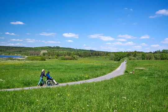 Der Ulmener Jungferweiher Rundweg in der Vulkaneifel führt auf ebenen Wegen einmal um den See. 