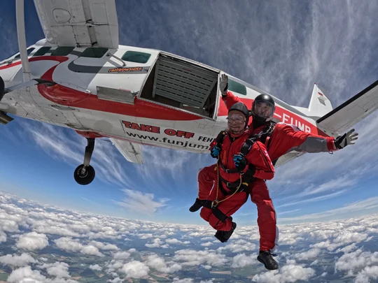 Sprung aus 4000 Metern Höhe: Dank geschultem Tandempartner können auf dem Flugplatz Fehrbellin auch Menschen mit Einschränkungen freien Fall erleben, Foto: Fallschirmsport Fehrbellin Sprung aus 4000 Metern Höhe: Dank geschultem Tandempartner können auf dem Flugplatz Fehrbellin auch Menschen mit Einschränkungen freien Fall erleben, Foto: Fallschirmsport Fehrbellin