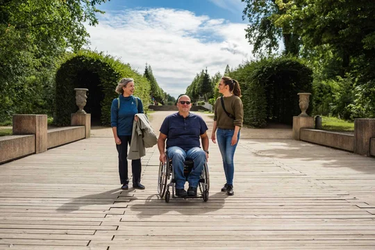 Der Schlosspark Rheinsberg ist sehr gut mit dem Rollstuhl befahrbar.