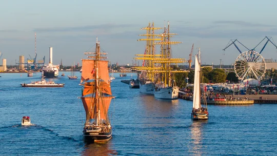 Zu den kulturellen Höhepunkten in Rostock gehört die Hanse Sail, das weltweilt größte jährliche Treffen von Traditionsseglern und Museumsschiffen. 