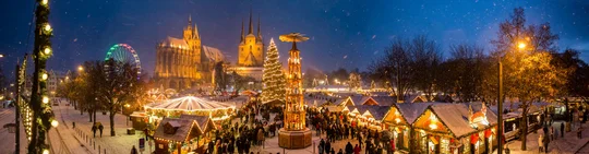 Eine zwölf Meter hohe, handgeschnitzte Weihnachtspyramide schmückt den Erfurter Weihnachtsmarkt auf dem Domplatz.