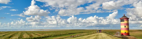 Der Pilsumer Leuchtturm in der Ostfriesischen Krummhörn. 